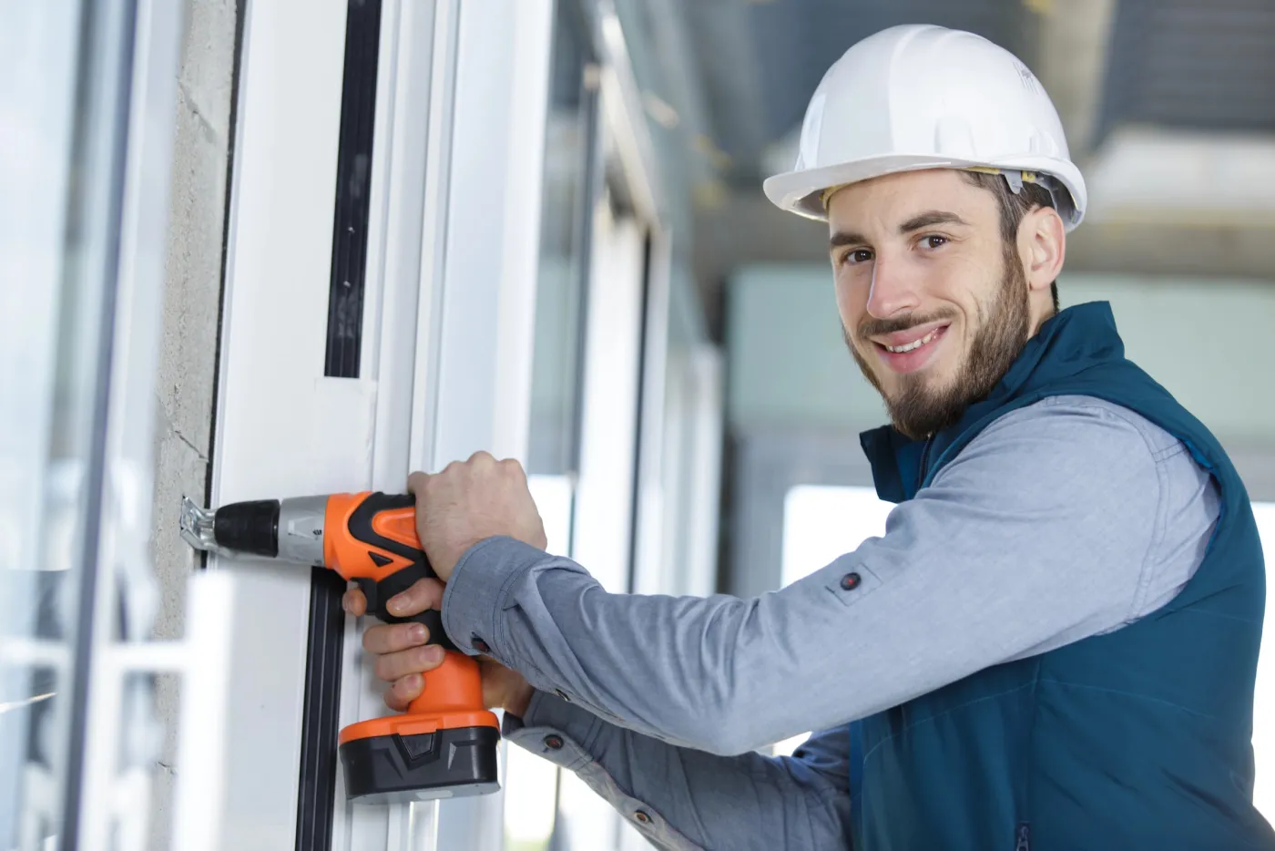 Artisan serrurier de l'équipe intervenant chez un particulier à Brunoy